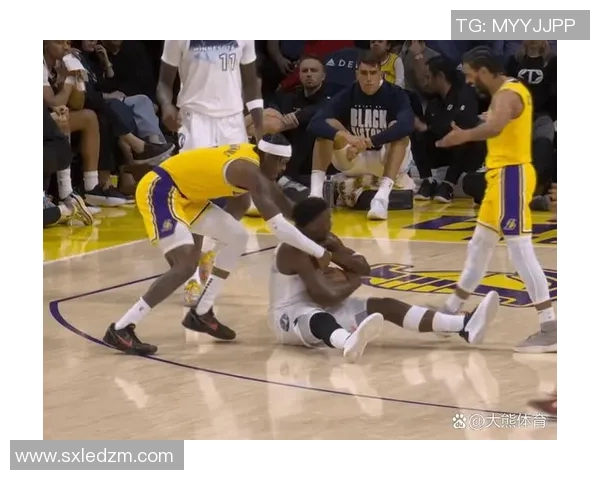 东契奇超大空位选择传球，詹姆斯接锅三分出手错失绝杀